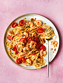Spaghetti with prawns and tomatoes