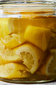 Eingelegte Zitronen mit Meersalz im Einmachglas