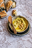 Veganer Avocado-Hummus mit Baguette