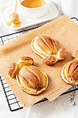Pears with cinnamon in puff pastry
