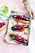 Vegane Sticky Hot Dogs mit Aubergine und rotem Sauerkraut