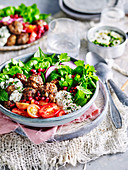 Lamm-Köfte mit Joghurt und Salat (Keto-Diät)