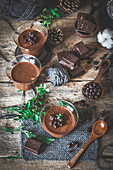 Schokoladenmousse in Glasschalen mit verschiedenen Zutaten