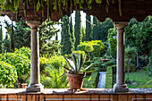 Blick von der Veranda auf Renaissance-Garten