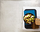 Radieschen-Birnen-Salat mit Kidneybohnen und Walnüssen