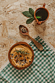 Hausgemachter Hummus, garniert mit Rosmarin und Kernen