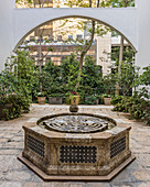 Labyrinth in einem orientalischen Brunnen im Innenhof