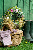 Sommerkranz mit Rosenblüten, Frauenmantel, Kamille, Vogelwicke, grüne Äpfel und Stroh