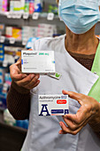 Tablets of the antibiotic drug azithromycin and Plaquenil