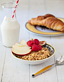 Frühstück mit Gerstenmüsli, Milch und Croissant