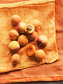 Aprikosen auf Stoffservietten