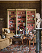 Klassisches Wohnzimmer im Englischen Stil mit Bücherregal