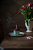 Schokoladen-Cupcake zum Geburtstag mit ausgeblasener Kerze