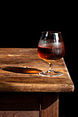 Glas Cognac mit Eiswürfeln