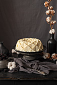 Weißer Schokoladen-Kranzkuchen auf Kuchenständer