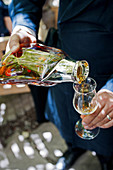 Hennessy Cognac aus Flasche in Glas einschenken