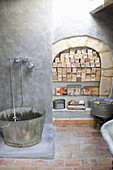 Dusche mit alter Metallwanne und Regal im Bogen mit Seifensammlung