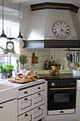 Uhr an der Dunstabzugshaube in nostalgischer Küche