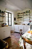 Landhausküche im Französischen Stil mit Terracottafliesenboden