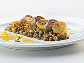 Sausage slices with a lentil medley and a mustard vinaigrette