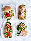 Vier verschiedene Brötchen und Sandwiches mit Thunfisch
