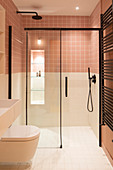 Ebenerdige Dusche im kleinen Bad mit zweifarbigen Wänden