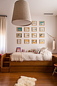 Kinderzimmer in Brauntönen mit Bildergalerie überm Bett