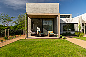 Überdachte Terrasse am modernen Architektenhaus mit Garten