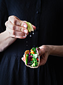Vegetarische Tacos mit Grünkohl, Limette, Avocado, Taco-Sauce, Koriander und Paprika