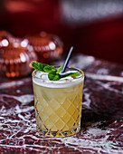 Cocktail mit Rum, Ananassaft und Minze