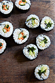 Maki-Sushi mit Karotten, Avocado und Gurke