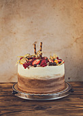 Vanille-Schokoladen-Geburtstagstorte mit Früchten
