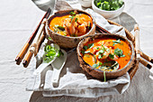 Rote Currysuppe mit Garnelen und Kokosmilch (Thailand)