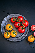 Rote und gelbe Tomaten auf Zinnteller