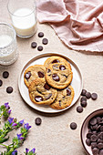 Chocolate Drop Cookies und Milch