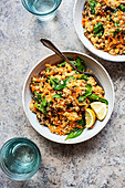 Glutenfreier Karottensalat mit Kichererbsen, Quinoa und Spinat (vegan)