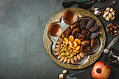 Traditioneller arabischer Tee, Trockenfrüchte und Nüsse