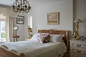 Guest bedroom with a pair of art deco lamps