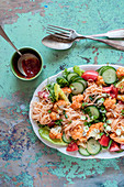 Veganer Reisnudelsalat mit Blumenkohl, Gurke, Tomaten und Frühlingszwiebeln