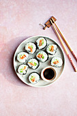 Sushi mit Avocado, Räucherlachs und Umeboshi-Pflaume