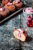 Vegane Donuts mit Rosencreme und Marmelade