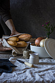 Brot und Zwiebeln auf Vintage-Tisch