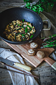 Chicken and mushrooms in wok