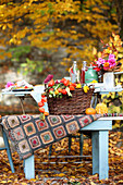 Herbstdekoration und gedeckter Tisch im Herbstgarten