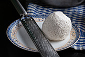 Teller mit einer Kugel Jameed (hartes, trockenes Laban aus Schafs- oder Ziegenmilch)