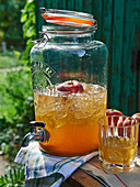 Apfelsaft im Glasgefäß mit Zapfhahn