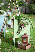 Herbst-Arrangement mit Herz aus Moos, Hortensienblüten und Zwiebel, Laterne und Holzkiste