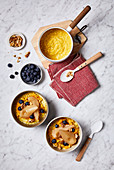Kurkuma-Porridge mit gedünsteten Birnen