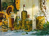 Verschiedene Ölsorten: Olivenöl, Diestelöl, Leinöl, Walnußöl, Sonnenblumenöl, Knoblauch in Olivenöl