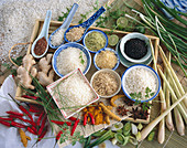 Stillleben mit verschiedenen Reissorten und asiatischen Gewürzen